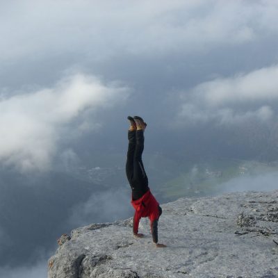 Handstand an der Klippe - Schwimmen Tauchen Tirol